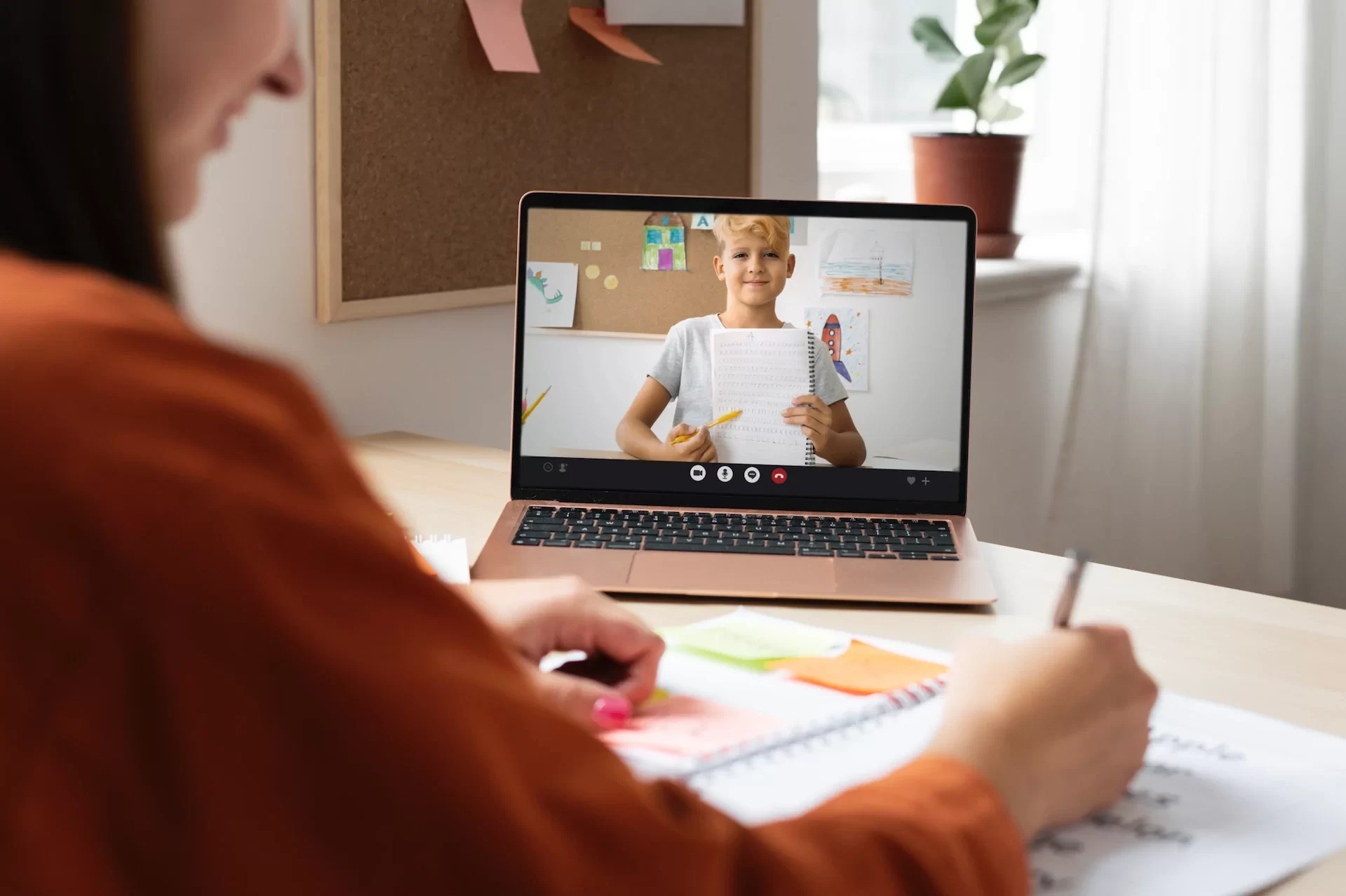 Ciberantropología Instructiva: Enseñando Habilidades Técnicas en Comunidades Digitales.
